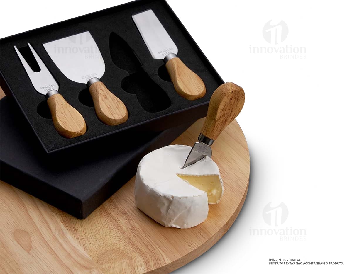 Kit queijo 4 peças de aço inoxidável em uma elegante caixa de madeira. Ideal para os amantes de queijo e vinhos. Este conjunto compacto inclui faca, espátula, garfo e faca para compactar. Perfeito para servir um delicioso queijo com estilo. Com este conjunto de ferramentas, suas reuniões e happy hours serão ainda mais especiais. Adquira já o seu!