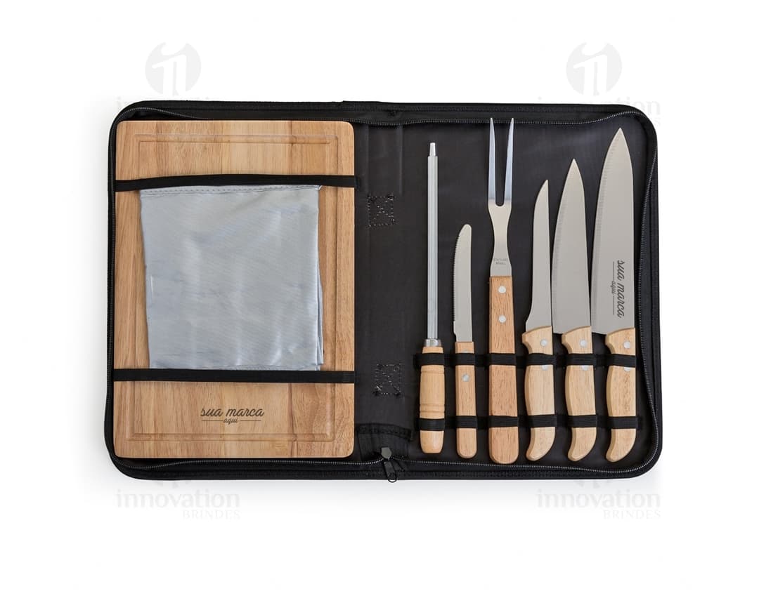 Kit churrasco 8 peças em case de couro retro. Acessório de estilo e design para seu churrasco. Conjunto de facas de aço inoxidável com cabos de madeira. Ideal para seu desktop ou para levar em viagens. Adquira já o seu!