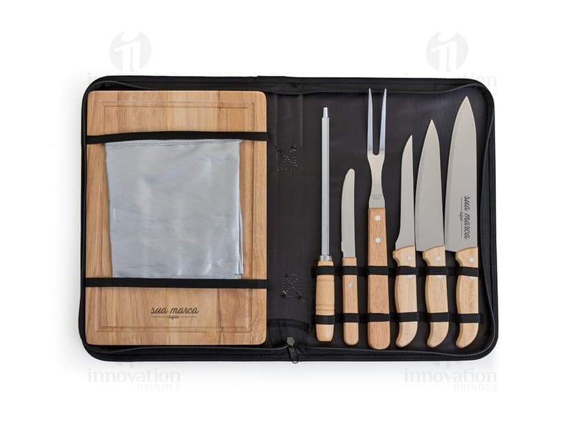 Kit churrasco 8 peças em case de couro retro. Conjunto de facas de aço inoxidável com design elegante e estilo vintage. Acessório de alta qualidade para churrasqueiros exigentes. Perfeito para presentear ou utilizar em seu próximo churrasco. Complete seu desktop com esse utensílio de alta performance.