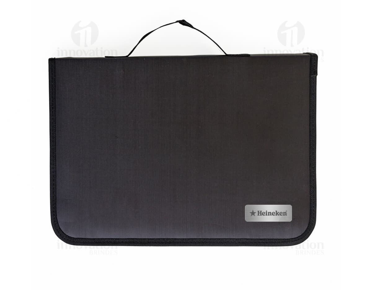 Kit churrasco 8 peças em um elegante estojo de couro e madeira, com faca de aço inoxidável e design retrô. Ideal para quem busca estilo e praticidade na hora de preparar suas refeições. Surpreenda seus convidados com um churrasco de alta qualidade.
