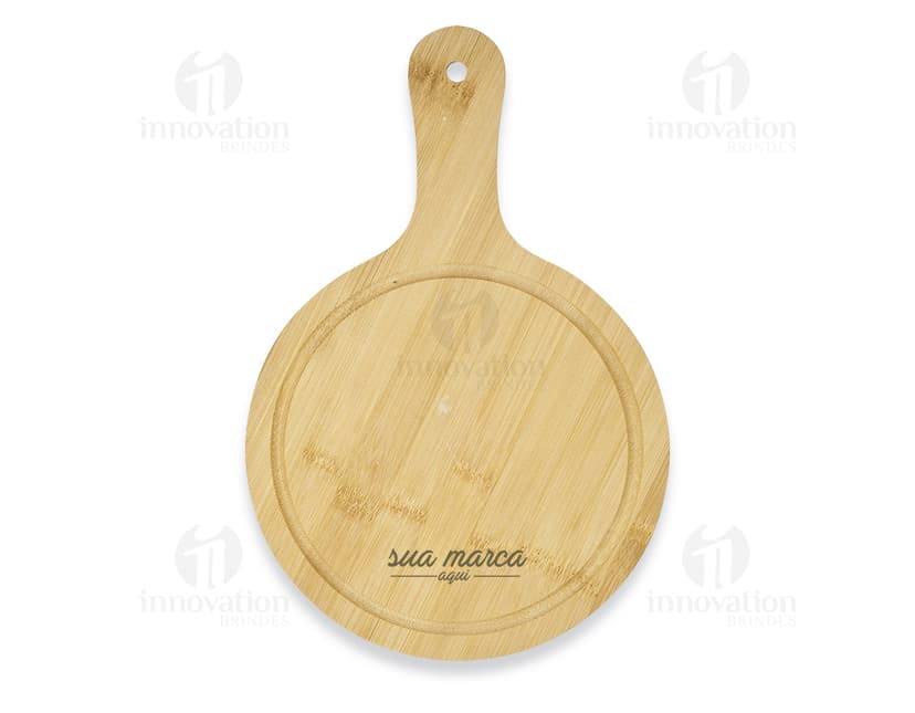 Tábua redonda de madeira orgânica para cozinha gourmet. Perfeita para cortar alimentos frescos e saudáveis. Aproveite o design elegante e durável dessa peça indispensável na sua cozinha! Compre já.