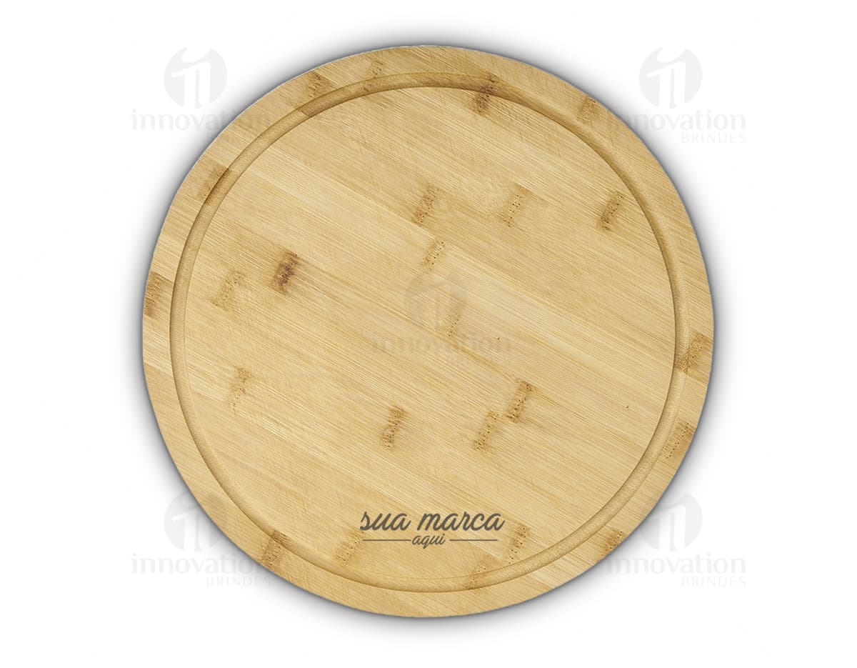 Tábua Redonda de madeira com textura marrom, circular, com moedas de ouro e prata empilhadas em cima.