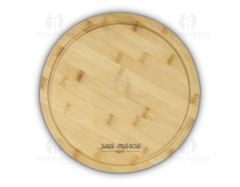 Tábua Redonda de madeira com textura marrom, circular, com moedas de ouro e prata empilhadas em cima.