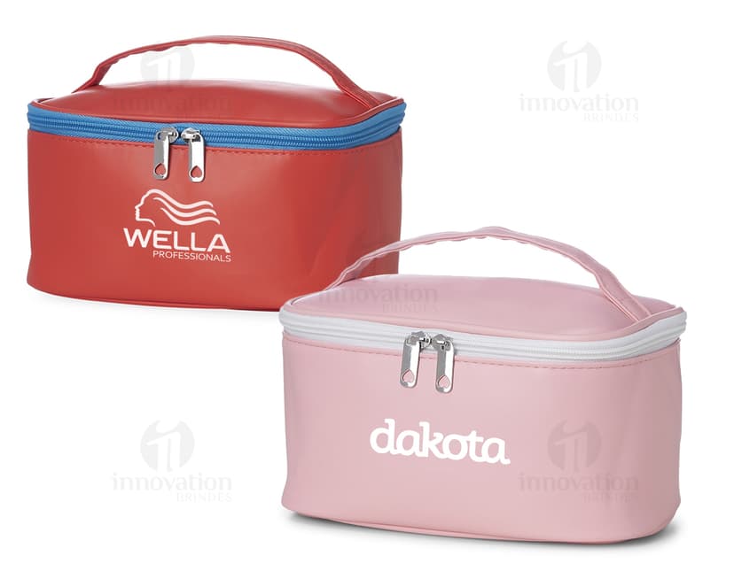 Necessaire impermeável PU compartimentos em amarelo com design clean e handle, ideal para organizar objetos e cosméticos durante viagens, feito com material plástico resistente.