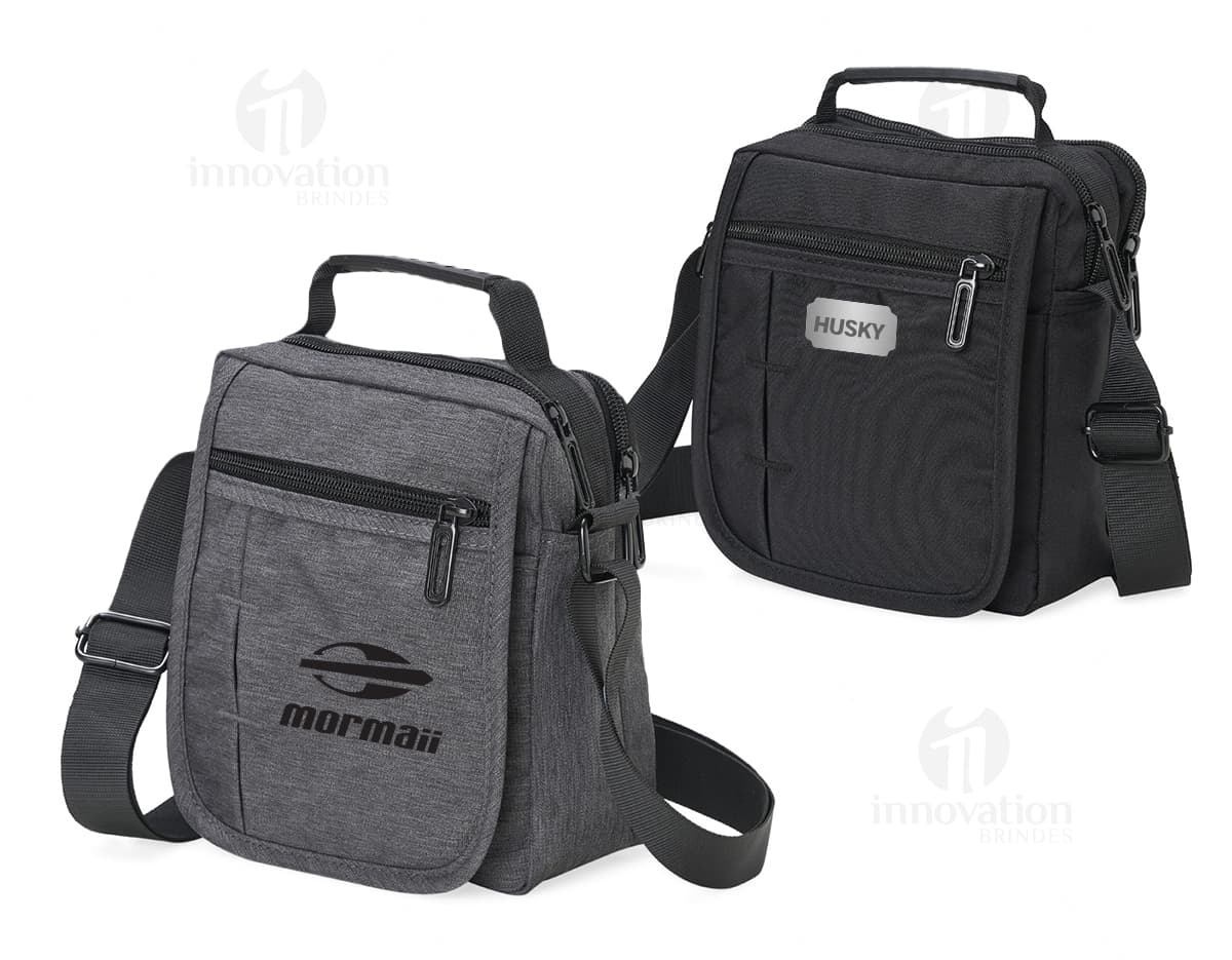 Bolsa de ombro de couro preto com alça, zíper e diversos compartimentos. Ideal para viagens de negócios, viagens a lazer ou uso diário. Estilo moderno e elegante, perfeito para carregar objetos pessoais, dinheiro, câmera e outros acessórios.