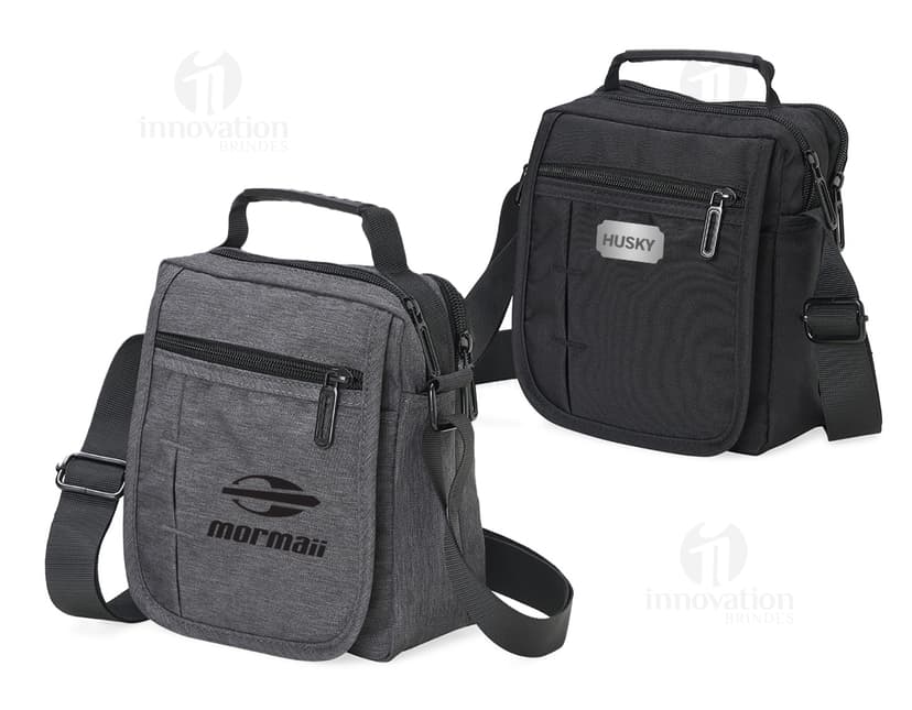 Bolsa de ombro de couro preto com alça, zíper e diversos compartimentos. Ideal para viagens de negócios, viagens a lazer ou uso diário. Estilo moderno e elegante, perfeito para carregar objetos pessoais, dinheiro, câmera e outros acessórios.