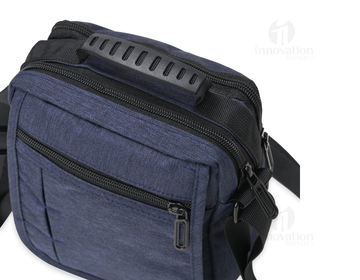 Bolsa de ombro de couro preto com alça, zíper e diversos compartimentos. Ideal para viagens de negócios, viagens a lazer ou uso diário. Estilo moderno e elegante, perfeito para carregar objetos pessoais, dinheiro, câmera e outros acessórios.