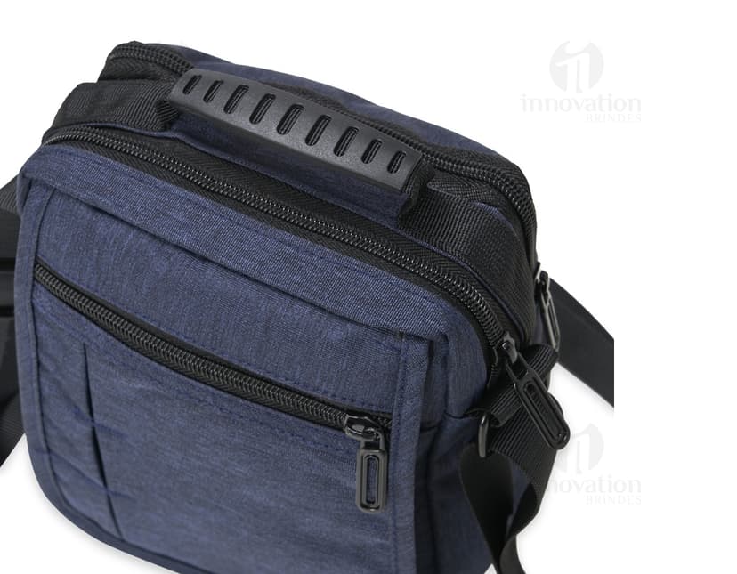 Bolsa de ombro de couro preto com alça, zíper e diversos compartimentos. Ideal para viagens de negócios, viagens a lazer ou uso diário. Estilo moderno e elegante, perfeito para carregar objetos pessoais, dinheiro, câmera e outros acessórios.