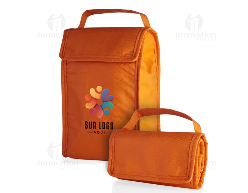 Bolsa térmica dobrável de 3L em couro preto - ideal para viagens e passeios! Moderna, elegante e prática, essa bolsa compacta é perfeita para manter seus alimentos frescos. Entrega de luxo garantida! Compre já e desfrute do seu estilo com classe.