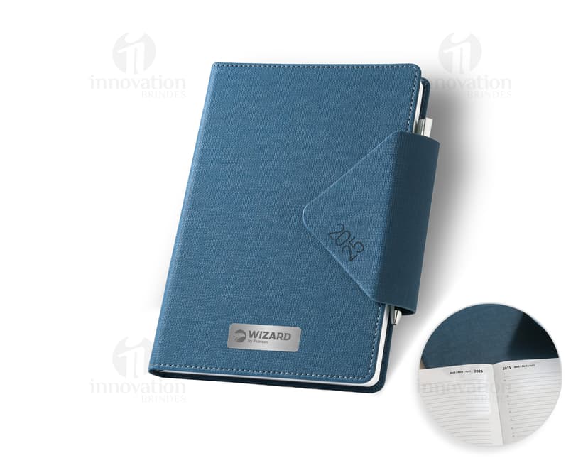 Agenda A5 preta de couro com fecho magnético e suporte, com pages em branco.