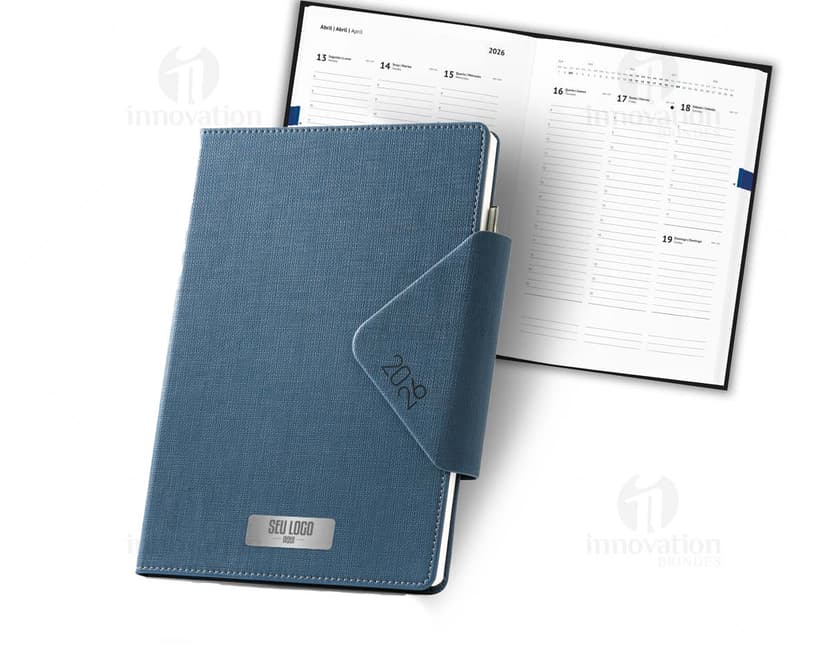 Agenda com fecho magnético em couro preto e papel pautado.