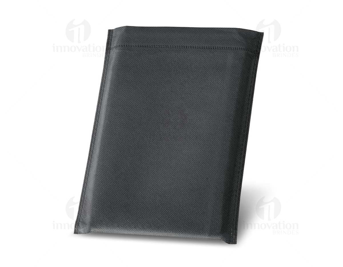 Agenda com fecho magnético em couro preto e papel pautado.