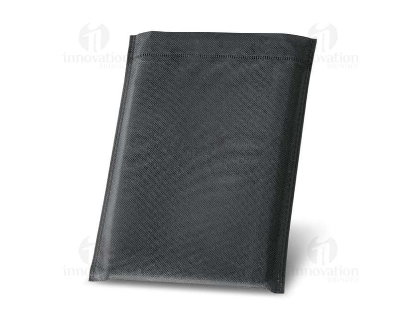 Agenda com fecho magnético em couro preto e papel pautado.