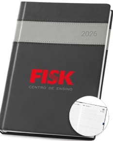 Agenda A5 com capa de couro preta, elástico para fechamento e marcador de página. Páginas internas brancas com divisão por dias da semana e espaços para anotações.