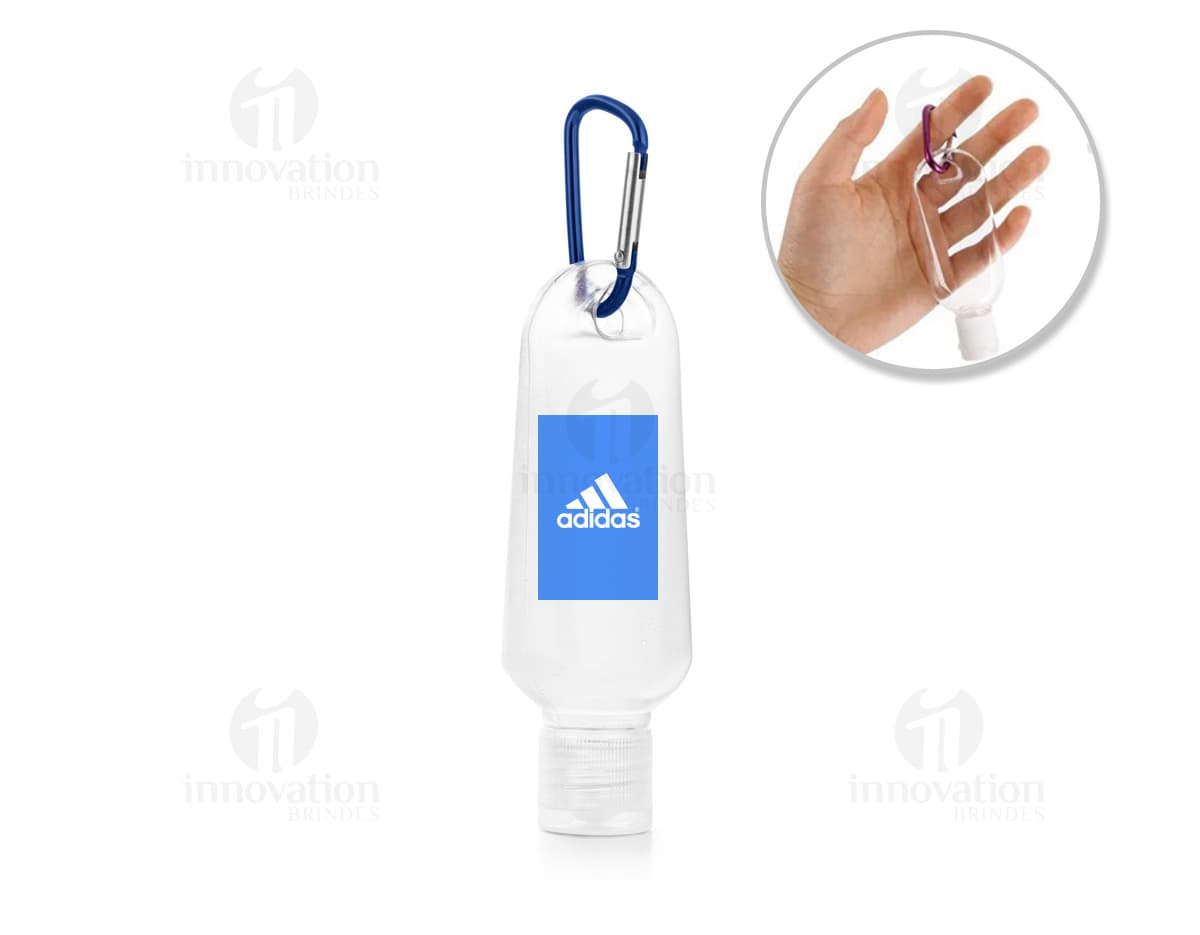 Frasco 50 ml transparente com tampa amarela, contendo líquido transparente. O frasco está vazio e limpo, faz parte de um conjunto de objetos de higiene e cuidados pessoais. É um recipiente moderno, com design clean e forma cilíndrica. A imagem mostra um produto para armazenar bebidas alcoólicas, como vodka ou vinho.