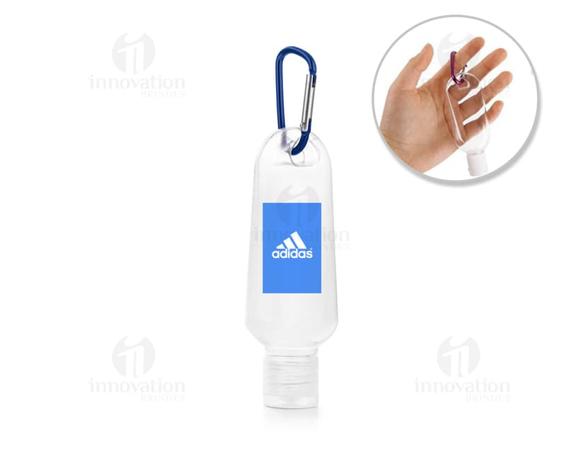 Frasco 50 ml transparente com tampa amarela, contendo líquido transparente. O frasco está vazio e limpo, faz parte de um conjunto de objetos de higiene e cuidados pessoais. É um recipiente moderno, com design clean e forma cilíndrica. A imagem mostra um produto para armazenar bebidas alcoólicas, como vodka ou vinho.