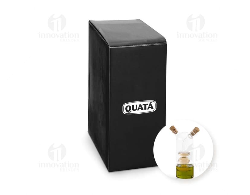 Galheteiro de vidro com três recipientes, um para azeite, outro para vinagre e um terceiro para molho de pimenta. Cada recipiente possui uma tampa de metal e um bico dosador. O galheteiro está sobre uma mesa de madeira escura.