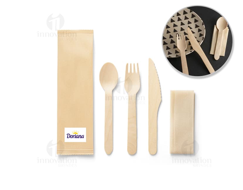 Conjunto de talheres de metal e madeira para restaurante, cozinha e refeições. Composto por faca, garfo, colher e espátula, ideais para café da manhã, almoço ou jantar. Utensílios de aço inoxidável brilhante e durável, perfeitos para qualquer ocasião. Adicione estilo e funcionalidade à sua mesa com este elegante conjunto de talheres. Lindo design e qualidade em cada detalhe. Aumente a praticidade na hora de comer e impressione seus convidados. Adquira já o seu!