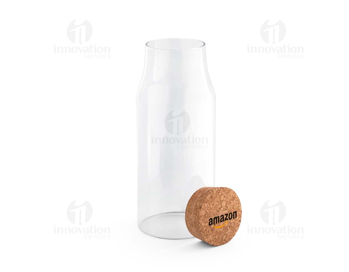 Garrafa de vidro transparente, com design simples e tampa metálica.