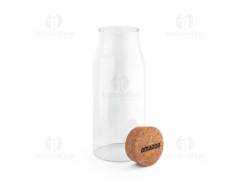 Garrafa de vidro transparente, com design simples e tampa metálica.