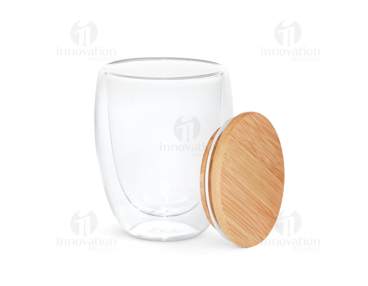 Copo em vidro isotérmico transparente com tampa de metal e base de silicone.