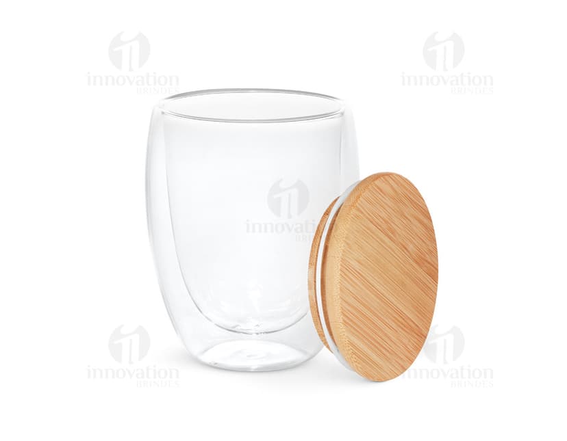 Copo em vidro isotérmico transparente com tampa de metal e base de silicone.