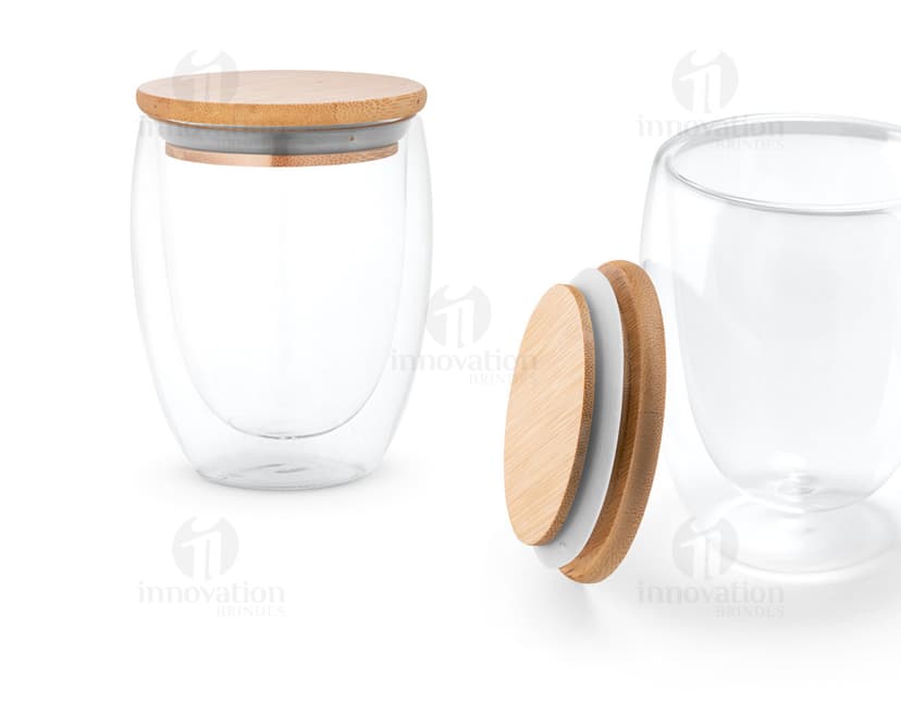 Copo em vidro isotérmico transparente com tampa de metal e base de silicone.