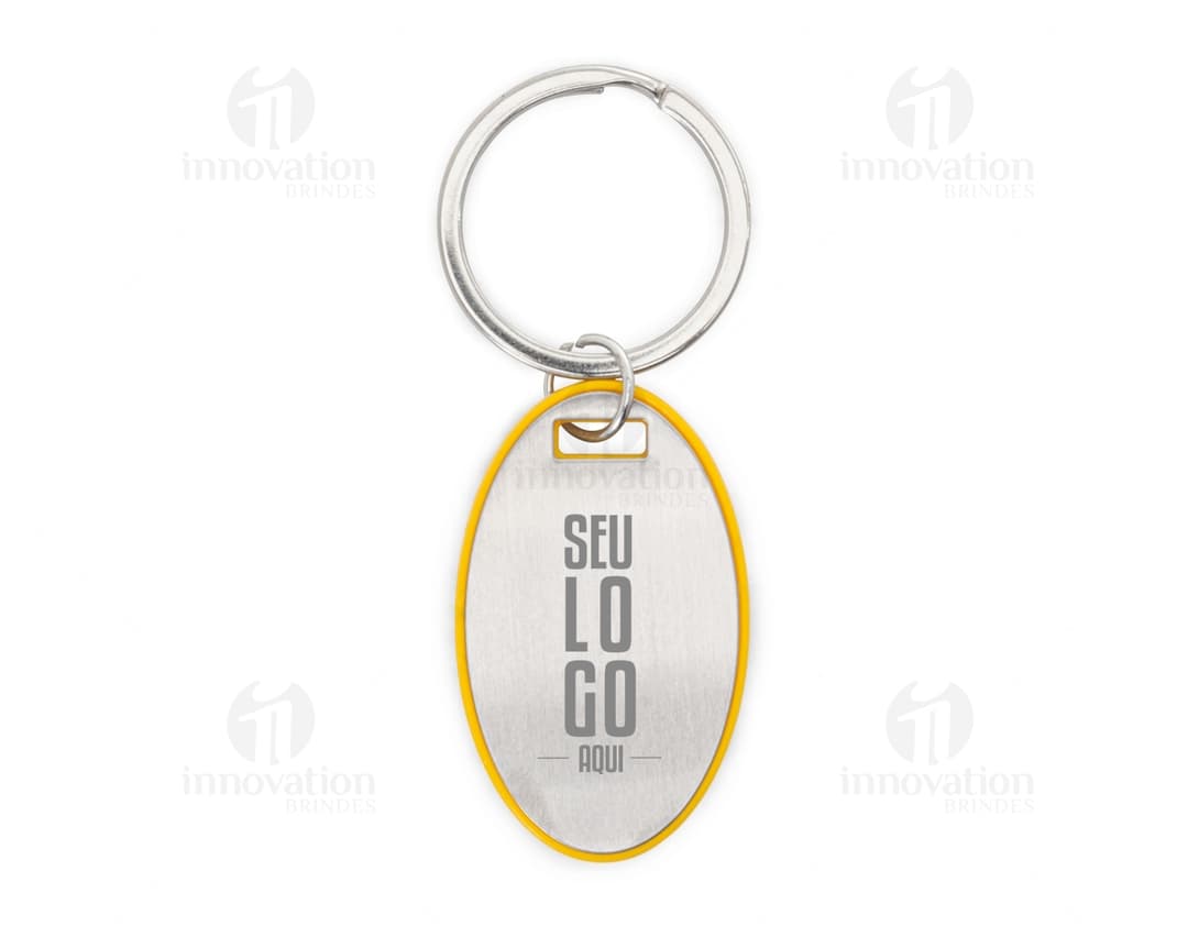 Chaveiro de metal prateado com compasso magnético e anel de coração. Acessório de moda perfeito para apaixonados por viagens e aventuras. Compre já o seu!