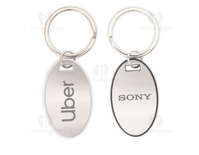 Chaveiro de metal prateado em formato de coração, perfeito para presentear quem ama. Design moderno e elegante, ideal para decorar suas chaves com muito estilo. Adquira já o seu!