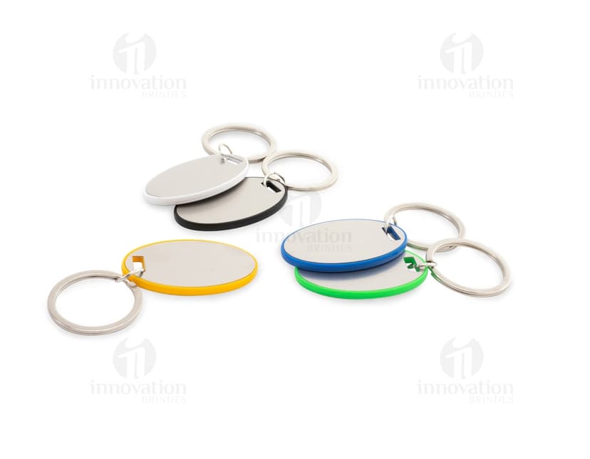 Chaveiro de metal prateado com design de bússola retrô. Perfeito para os amantes de viagens e aventuras. Adicione um toque de estilo e personalidade às suas chaves com este charmoso amuleto. Ideal para presentear ou para uso pessoal. Um acessório cheio de simbolismo e elegância. Adquira já o seu!