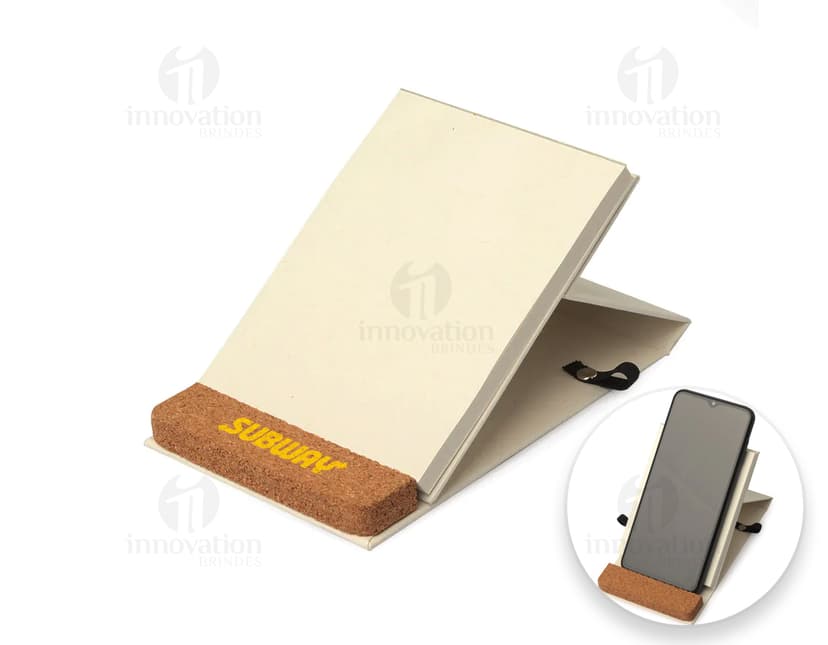 Bloco notas capa dura reciclado em um dispositivo eletrônico com teclado preto aberto. Páginas em branco, com notas e informações escritas. Objeto de tecnologia com drive externo e livro ao lado. Além disso, há um design 3D em um monitor moderno.