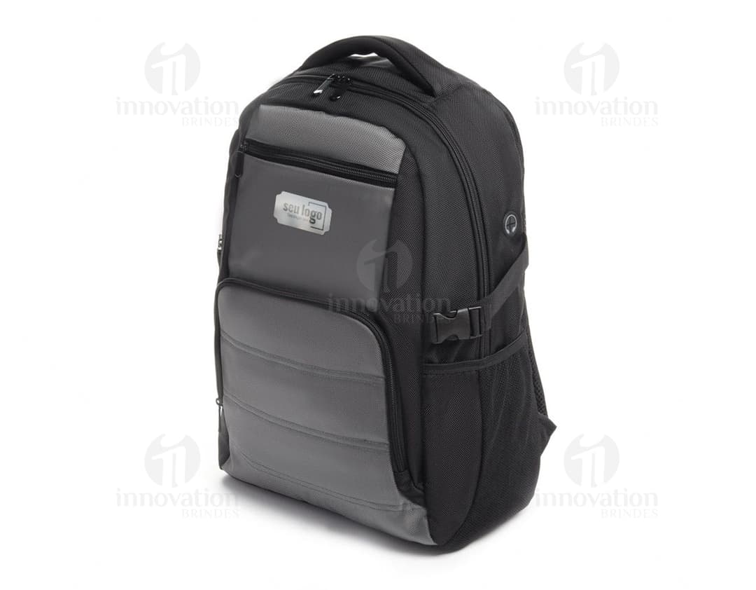 Mochila para notebook em couro preto, ideal para viagens a trabalho. Design moderno e profissional, com compartimentos espaçosos e alça confortável. Perfeita para o homem de negócios que busca praticidade e estilo. Nunca mais se preocupe com a segurança do seu equipamento durante suas jornadas de sucesso.