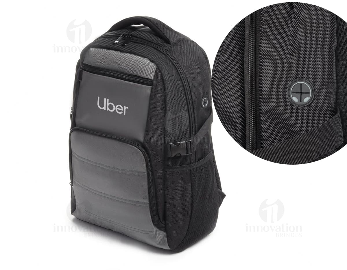Mochila para notebook em couro preto para viagens de negócios. Design moderno e tecnológico, perfeita para armazenar seu equipamento com segurança e estilo. Mantenha-se organizado e elegante em suas jornadas de trabalho. Garanta já a sua!