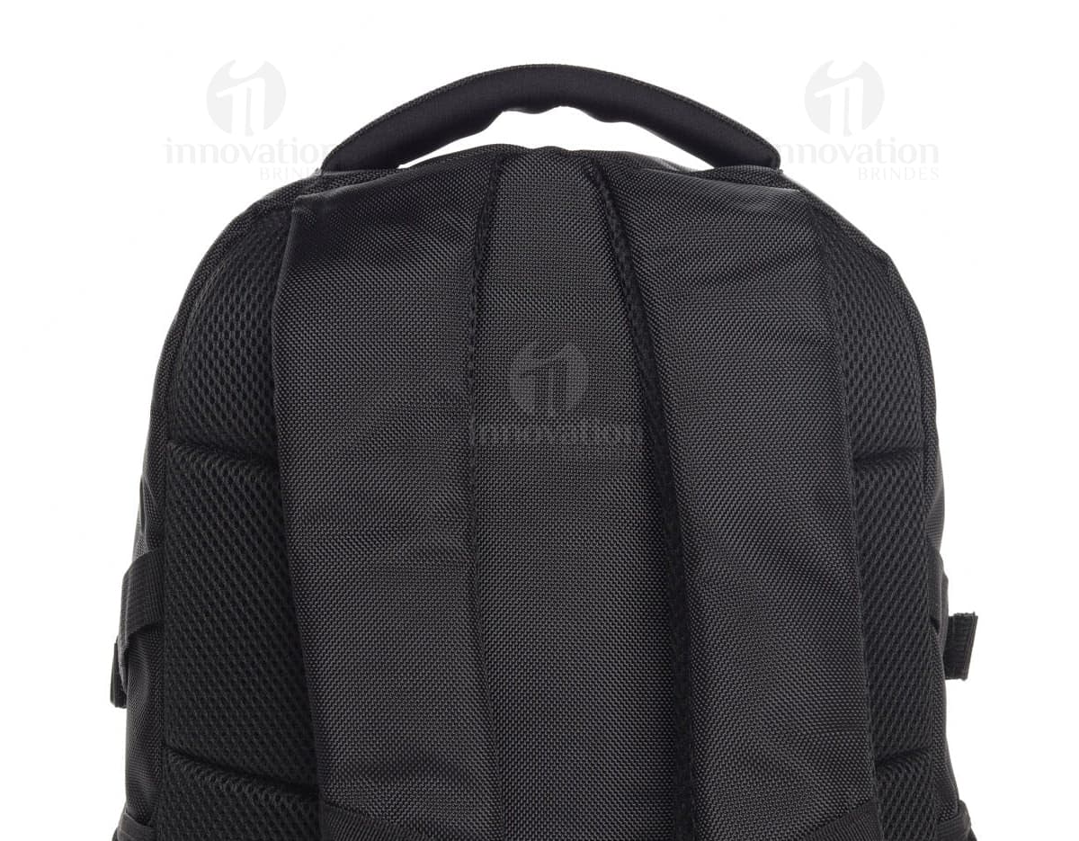 Mochila para notebook em couro preto, ideal para viagens de negócios. Moderna, espaçosa e com compartimentos personalizados. Perfeita para o profissional que busca estilo e praticidade. Garanta a segurança do seu equipamento com muito estilo!