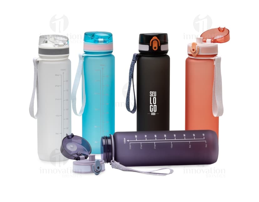 Garrafa plástica de 1 litro transparente para armazenar líquidos com praticidade e higiene. Ideal para levar água, sucos, chás e outros drinks. Produto resistente e de alta qualidade. Perfeito para uso diário e em eventos. Não perca essa oportunidade e adquira já a sua!