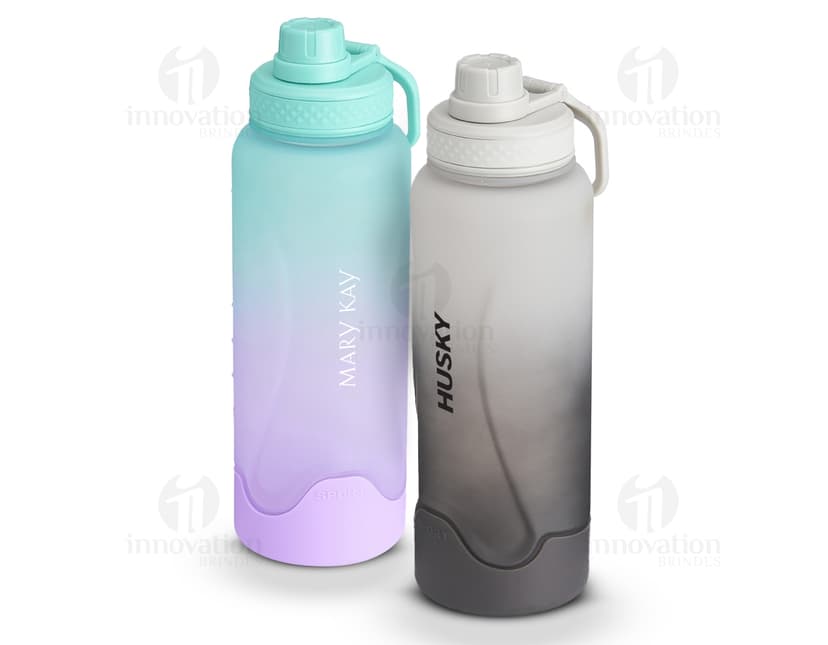 Garrafa plástica transparente de 1,1 litros com tampa, contendo líquido limpo e fresco. A garrafa é feita de plástico e é ideal para armazenar água, bebida ou qualquer outro líquido.