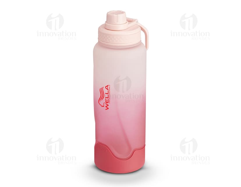 Garrafa plástica transparente de 1,1 litros com tampa, contendo líquido limpo e fresco. A garrafa é feita de plástico e é ideal para armazenar água, bebida ou qualquer outro líquido.