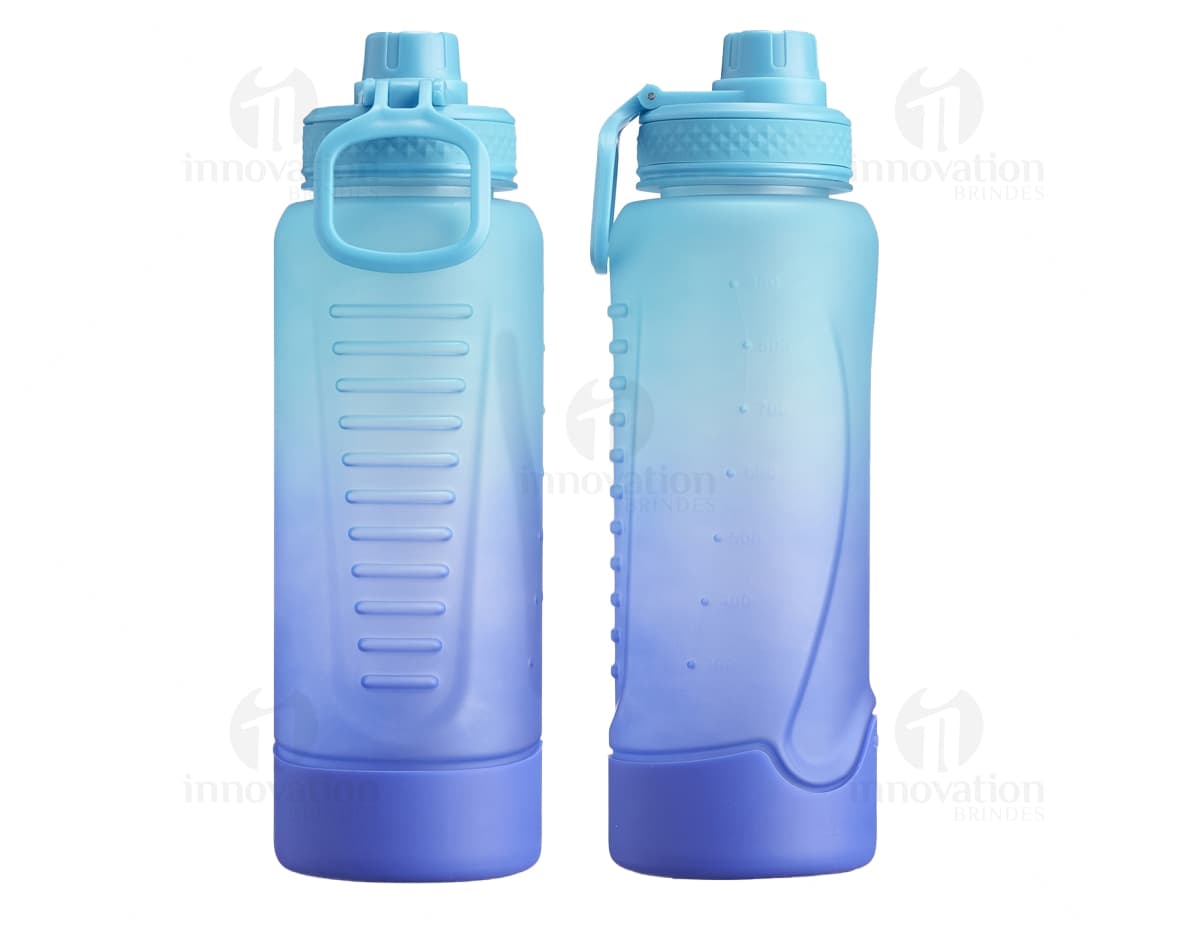 Garrafa plástica transparente de 1,1 litros com tampa, contendo líquido limpo e fresco. A garrafa é feita de plástico e é ideal para armazenar água, bebida ou qualquer outro líquido.