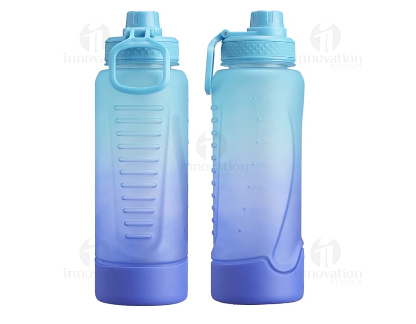 Garrafa plástica transparente de 1,1 litros com tampa, contendo líquido limpo e fresco. A garrafa é feita de plástico e é ideal para armazenar água, bebida ou qualquer outro líquido.