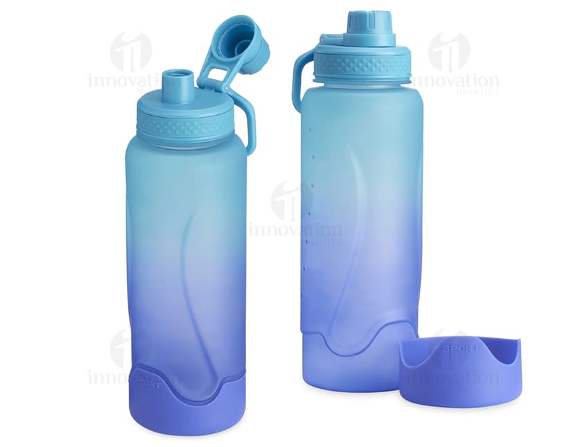Garrafa plástica transparente de 1,1 litros com tampa, contendo líquido limpo e fresco. A garrafa é feita de plástico e é ideal para armazenar água, bebida ou qualquer outro líquido.