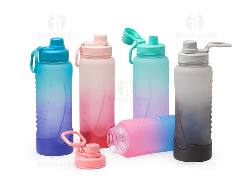Garrafa plástica transparente de 1,1 litros com tampa, contendo líquido limpo e fresco. A garrafa é feita de plástico e é ideal para armazenar água, bebida ou qualquer outro líquido.