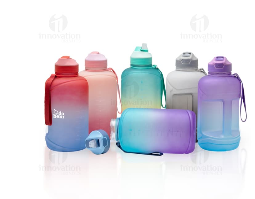 Garrafa plástica 2,2 litros - Mantenha-se hidratado e saudável com nossa garrafa de água de 2,2 litros. Feita de plástico transparente e seguro para alimentos, é ideal para atividades esportivas, academia, ou simplesmente para manter a sua ingestão diária de água em dia. Não deixe a sede atrapalhar seu dia, adquira já a sua!