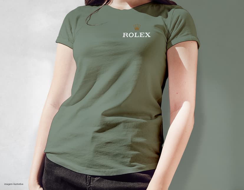 Homem jovem e atraente, sorrindo, usando uma camiseta preta. Ele está em pé, confiante e feliz, em um estúdio. O modelo possui um estilo moderno e casual, representando um estilo de vida saudável e esportivo. O jovem tem cabelos escuros e olhos azuis, transmitindo jovialidade e felicidade.