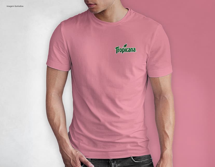 Homem jovem e atraente sorrindo, posando em um estúdio com uma camiseta preta de algodão tradicional de 165g/m². Ele está vestindo jeans, tem cabelo escuro e expressão feliz. O modelo está em pé, com um sorriso confiante, e possui uma aparência moderna e masculina.