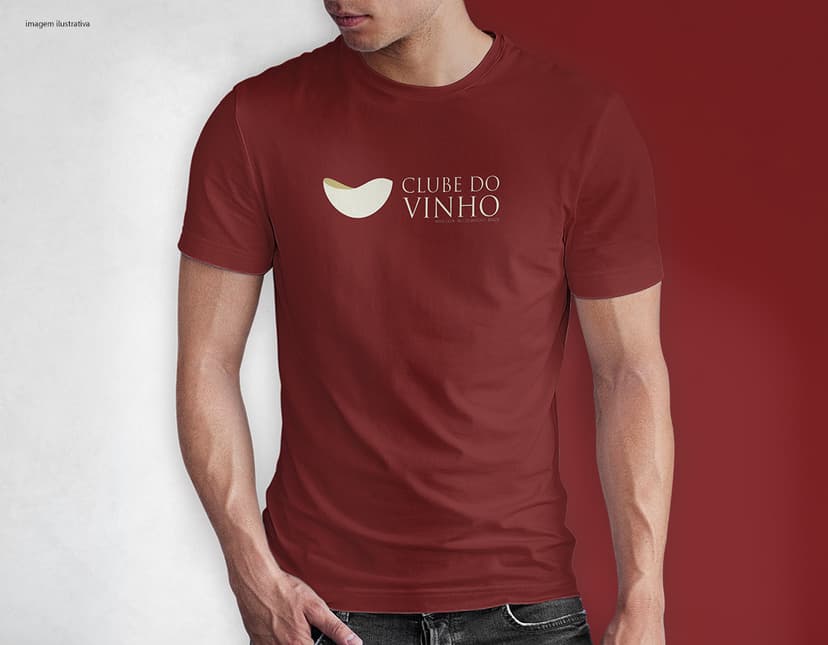 Homem jovem e atraente sorrindo, posando em um estúdio com uma camiseta preta de algodão tradicional de 165g/m². Ele está vestindo jeans, tem cabelo escuro e expressão feliz. O modelo está em pé, com um sorriso confiante, e possui uma aparência moderna e masculina.