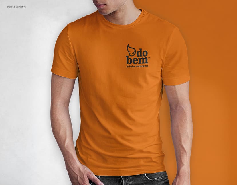 Homem jovem e atraente sorrindo, posando em um estúdio com uma camiseta preta de algodão tradicional de 165g/m². Ele está vestindo jeans, tem cabelo escuro e expressão feliz. O modelo está em pé, com um sorriso confiante, e possui uma aparência moderna e masculina.
