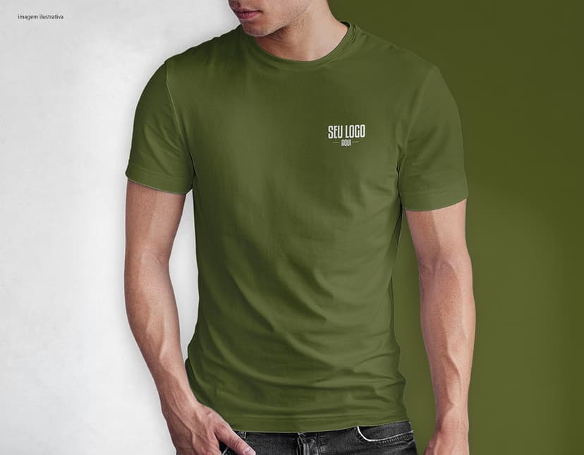 Homem jovem e atraente sorrindo, posando em um estúdio com uma camiseta preta de algodão tradicional de 165g/m². Ele está vestindo jeans, tem cabelo escuro e expressão feliz. O modelo está em pé, com um sorriso confiante, e possui uma aparência moderna e masculina.