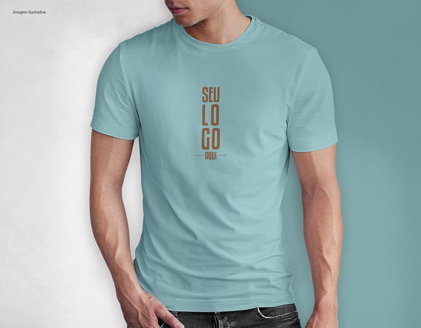 Homem jovem e atraente sorrindo, posando em um estúdio com uma camiseta preta de algodão tradicional de 165g/m². Ele está vestindo jeans, tem cabelo escuro e expressão feliz. O modelo está em pé, com um sorriso confiante, e possui uma aparência moderna e masculina.