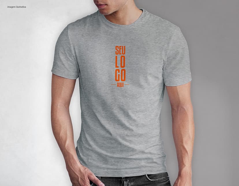 Homem jovem e atraente sorrindo, posando em um estúdio com uma camiseta preta de algodão tradicional de 165g/m². Ele está vestindo jeans, tem cabelo escuro e expressão feliz. O modelo está em pé, com um sorriso confiante, e possui uma aparência moderna e masculina.