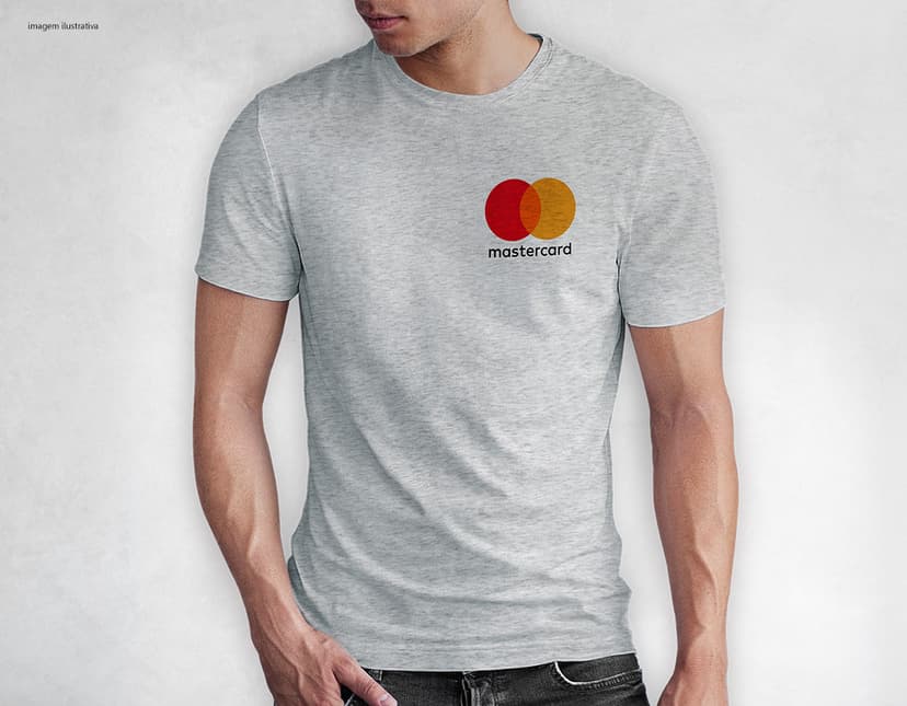 Homem jovem e atraente sorrindo, posando em um estúdio com uma camiseta preta de algodão tradicional de 165g/m². Ele está vestindo jeans, tem cabelo escuro e expressão feliz. O modelo está em pé, com um sorriso confiante, e possui uma aparência moderna e masculina.